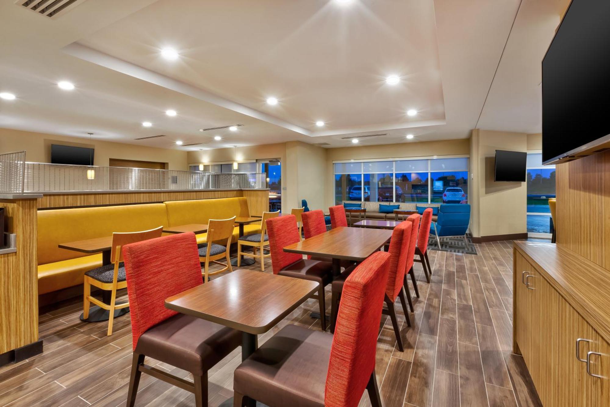 Towneplace Suites By Marriott Grand Rapids Airport Southeast Exterior photo